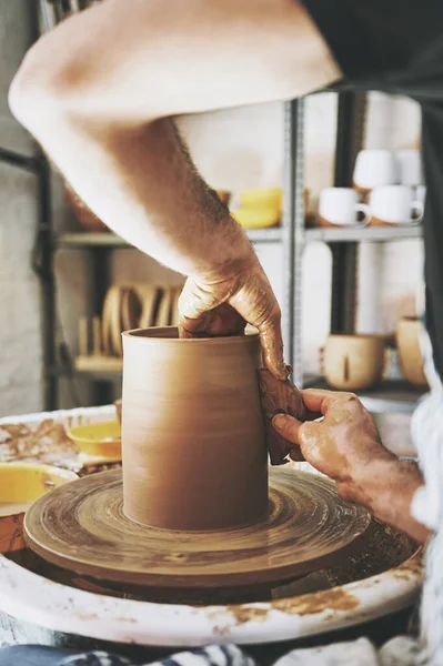 美丽的东西即将诞生 一个难以辨认的人在一个陶器工作室里和粘土一起工作 — 图库照片