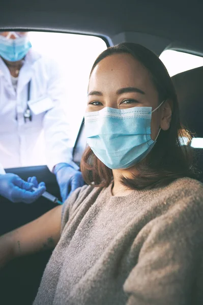 私はウイルスの上のワクチンを選んだ テストセンターを通ってCovid 19ドライブで注射を受けた覆面の若い女性 — ストック写真