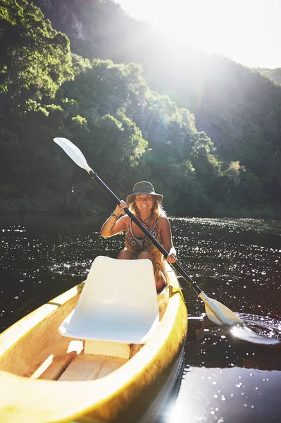 Prefiero Estar Aquí Fuera Piragüismo Una Joven Mujer Kayak Lago — Foto de Stock