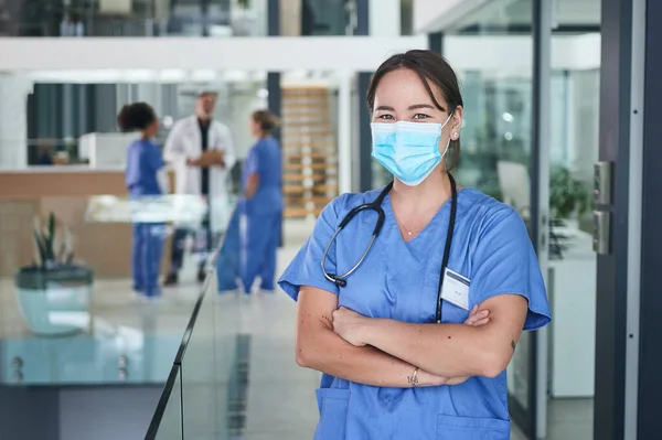 마스크는널위한 아니야 마스크를 착용하고 진료소에 매력적 간호사의 사진을 — 스톡 사진