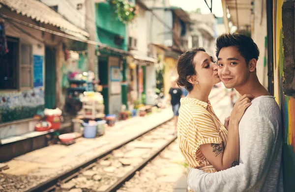 愛を見つけるのに十分な幸運なら それにしがみついてください ベトナムの街でロマンチックな瞬間を共有する若いカップルが — ストック写真