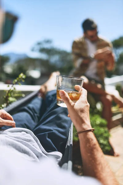 これが私の午後の過ごし方です 昼間家の外のバルコニーから見える景色を眺めながら酒を飲んでいる — ストック写真
