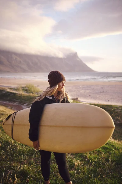 Viver Vida Surfista Uma Jovem Mulher Atraente Surfando Deserto — Fotografia de Stock