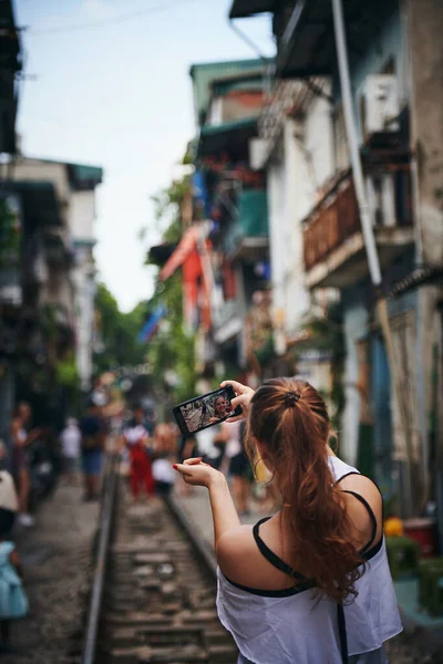 Estoy Viviendo Vida Para Una Joven Tomando Selfies Mientras Explora — Foto de Stock