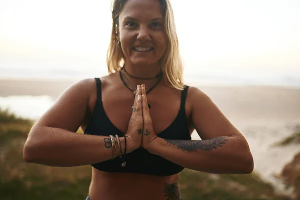 Meilleure Séance Yoga Une Jolie Jeune Femme Debout Seule Méditant — Photo