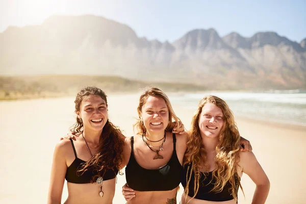 Йога Ключ Счастью Три Красивые Девушки Пляже Занятия Йогой — стоковое фото