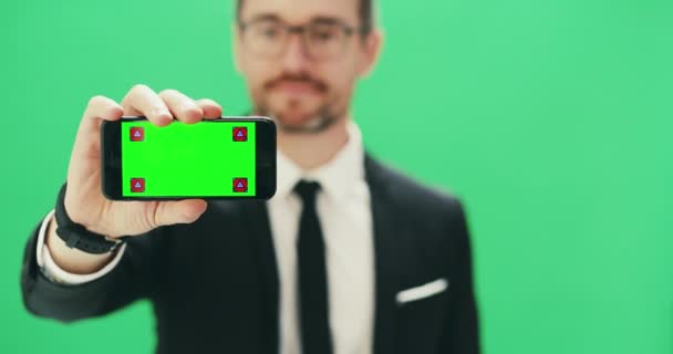 Affärsman Håller Telefon Och Grön Skärm Studio Med Utrymme För — Stockvideo
