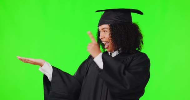 卒業式 緑の画面と女性のプレゼンテーション 大学のオファーのスタジオの背景に隔離された顔やモックアップ アフリカ人 大学院生 ヤシの選択は モックを表示し 機会空間 — ストック動画