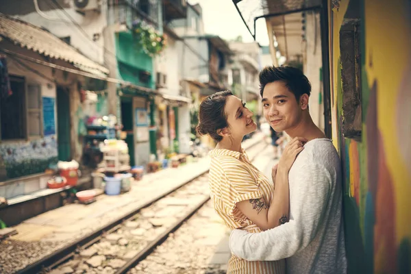 Měl Jsem Štěstí Nebo Mladý Pár Sdílející Romantický Okamžik Vietnamu — Stock fotografie
