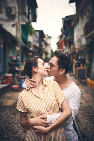 キスが多すぎることはない ベトナムの街でロマンチックな瞬間を共有する若いカップルが — ストック写真