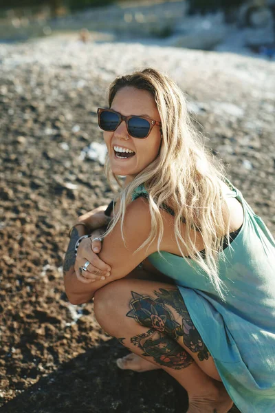 인생을 살았지 야외에서 해변에 웅크리고 매력적 여자의 사진을 우연히 발견하다 — 스톡 사진