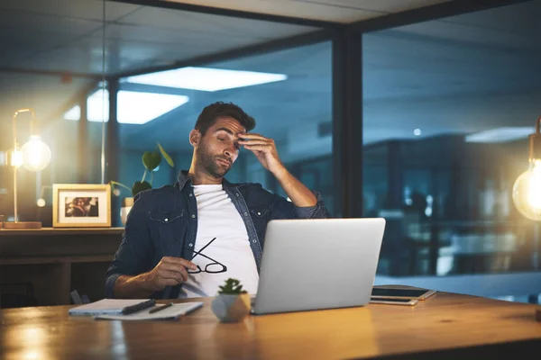 Exaustão Está Recuperar Belo Jovem Empresário Sentindo Estressado Enquanto Trabalhava — Fotografia de Stock
