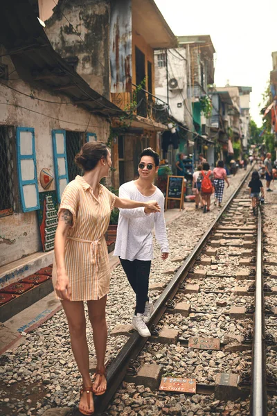 愛は冒険になりました ベトナムの街を電車の線路を歩いている若いカップルが — ストック写真