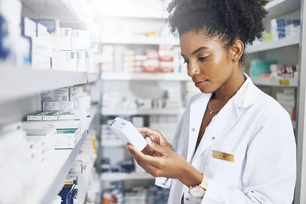 Переконатися Ліки Безпечні Клієнта Фармацевт Читає Етикетку Продукті Аптеці — стокове фото
