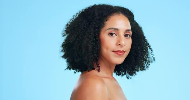 Makyaj Cilt Bakımı Kadının Yüzü Mavi Arka Planda Güzellik Sağlık — Stok video
