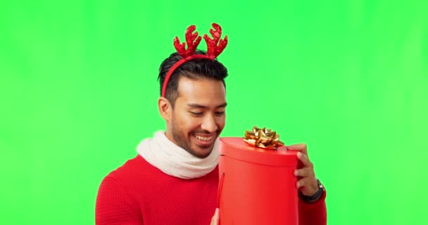 クリスマス 贈り物 緑のスクリーンスタジオの失望した男は モックアップの背景に存在しています 悲しい表情でお祭り ボックスと不幸なアジアの男性 眉と負の感情 失敗と気分 — ストック動画