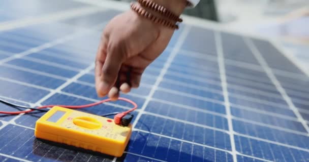 Técnico Mãos Multímetro Testando Painéis Solares Para Inspeção Energia Energia — Vídeo de Stock