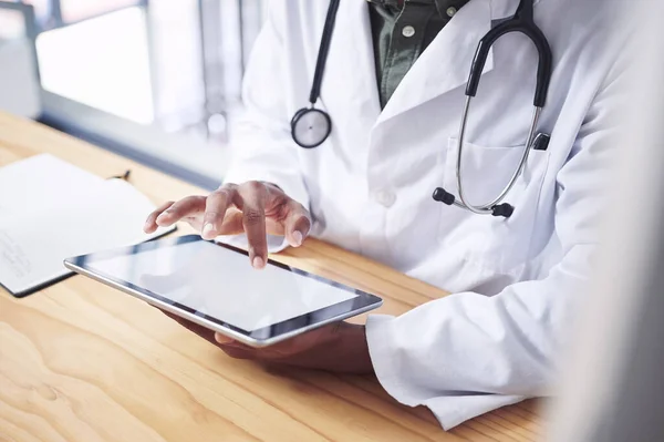 환자들의 결과가 나왔어요 수없는 의사가 진료소에 앉아서 자신의 디지털 태블릿을 — 스톡 사진