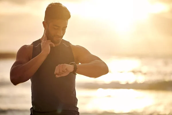 Ηλιοβασίλεμα Παραλία Και Άνθρωπος Έξυπνο Ρολόι Για Tracker Καρδιακό Ρυθμό — Φωτογραφία Αρχείου