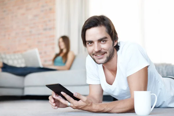 Technologie Maakt Gelukkig Aantrekkelijke Jongeman Loungen Thuis Met Zijn Tablet — Stockfoto