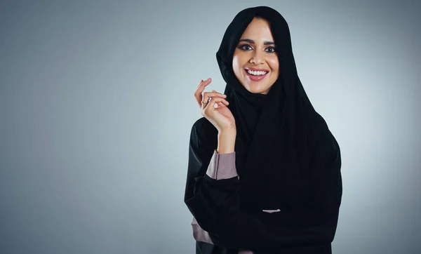 Förtroendet Börjar Med Ett Leende Studio Porträtt Ung Muslimsk Affärskvinna — Stockfoto