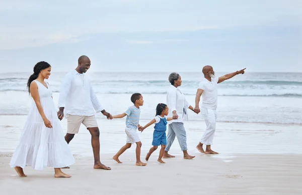 Οικογενειακή Βόλτα Στην Άμμο Παραλία Κρατώντας Χέρια Και Τις Γενιές — Φωτογραφία Αρχείου