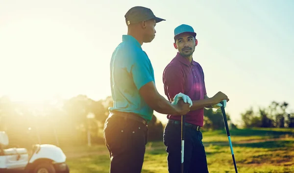 Fiender Planen Vänner Utanför Två Vänner Spelar Golfrunda Ute Golfbana — Stockfoto