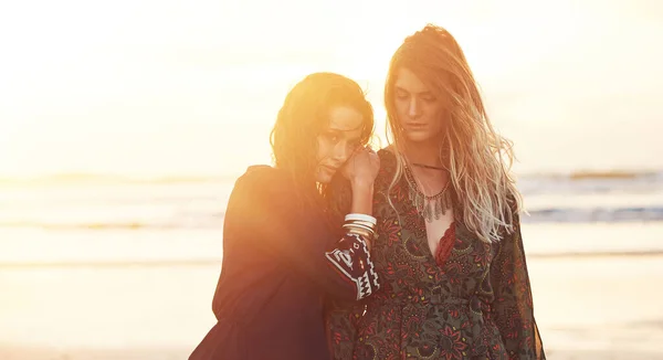 Paz Vem Dentro Duas Jovens Mulheres Que Passam Dia Praia — Fotografia de Stock