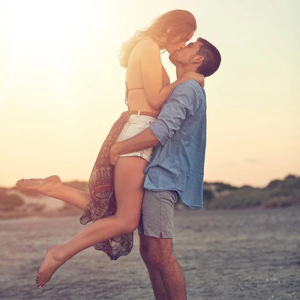 Fantastisk Kyss Förtjänar Annan Ett Tillgivet Ungt Par Stranden — Stockfoto