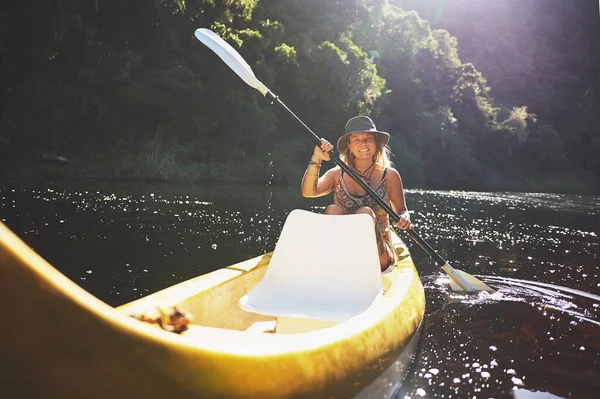 Divertirse Agua Una Joven Mujer Kayak Lago — Foto de Stock