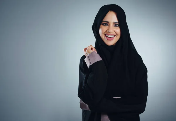 幸福是件漂亮的衣服 一个有着灰色背景的年轻穆斯林女商人的工作室肖像 — 图库照片