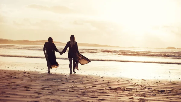 保持狂野的心 两名年轻女子日落时在海滩上度过了一天 — 图库照片