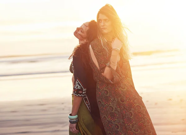 Ter Dia Boho Duas Jovens Mulheres Que Passam Dia Praia — Fotografia de Stock