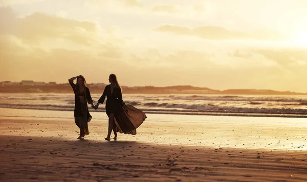 Куда Идешь Кем Путешествуешь Две Молодые Женщины Проводят День Пляже — стоковое фото