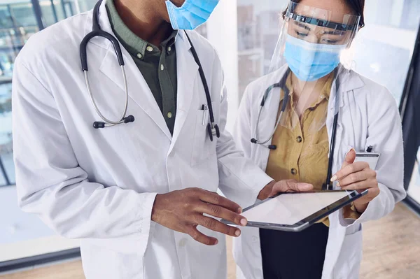 Медичні Записи Натисканням Кнопки Двоє Молодих Лікарів Працюють Цифровому Планшеті — стокове фото