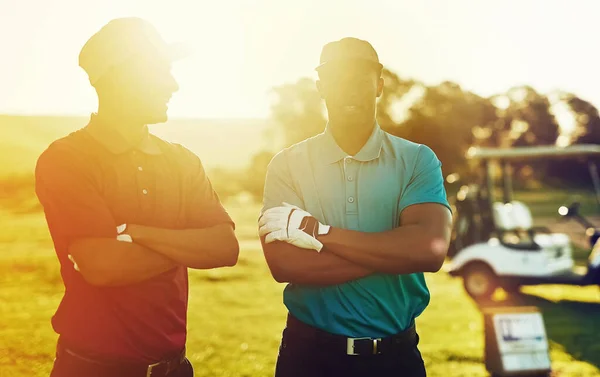 Dresscode Van Kampioenen Twee Vrienden Die Samen Een Golfbaan Staan — Stockfoto