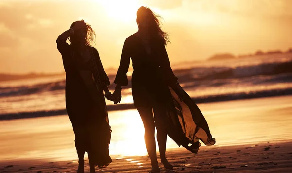 なぜ生きて来るの 2人の若い女性が日没時にビーチで過ごし — ストック写真