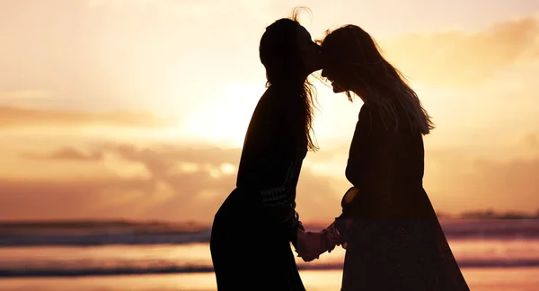 Ищите Мира Преследуйте Две Молодые Женщины Проводят День Пляже Закате — стоковое фото