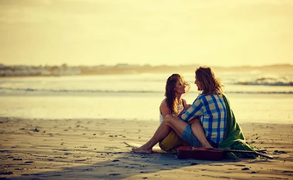 あなたを愛することは 今までで最高のことです 二人は足を絡めて浜辺に座り — ストック写真