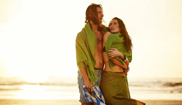 Twoja Miłość Jest Moim Największym Pragnieniem Czuła Para Stojąca Plaży — Zdjęcie stockowe