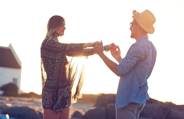 你是我生命中的阳光 一对深情的年轻夫妇手牵手在海滩上 — 图库照片