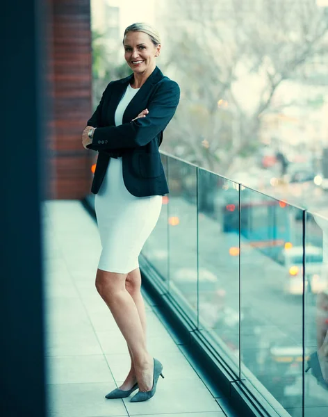 我对自己的成功没有任何限制 一个成熟的女商人站在公司办公室阳台上的画像 — 图库照片