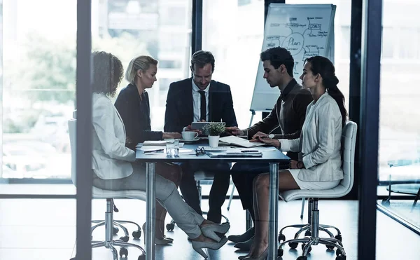 Ligar Sua Sala Reuniões Mundo Grupo Empresários Corporativos Olhando Para — Fotografia de Stock