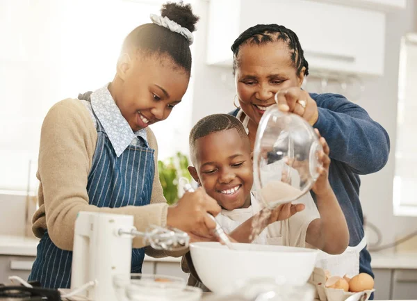 Família Feliz Avó Ensinando Crianças Cozimento Aprendendo Habilidade Padeiro Cozinha — Fotografia de Stock