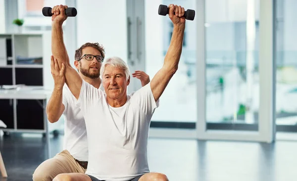 Die Steigerung Seiner Fitness Ein Älterer Mann Arbeitet Mit Einem — Stockfoto
