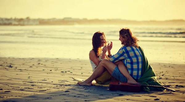 あなたは私にこの感覚を与える 彼らの足とビーチに座っているカップルが絡み合っている — ストック写真