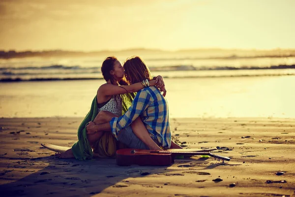 我仍然每天都爱着你一对夫妇坐在海滩上 两腿交叉在一起 — 图库照片