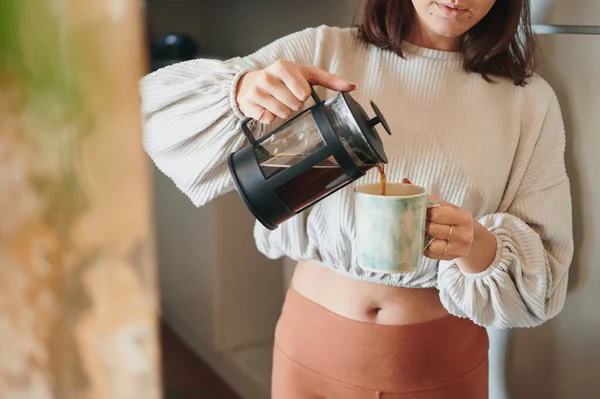 Kahveyi Koyarken Zen Hissediyorum Bir Kadın Kendine Bir Fincan Kahve — Stok fotoğraf