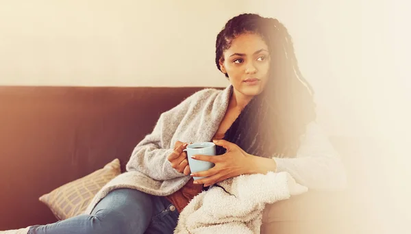 Picie Kawy Myślenie Możliwościach Młoda Kobieta Pijąca Kawę Salonie — Zdjęcie stockowe