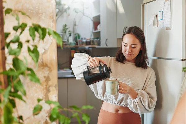 Getting Caffeine Boost Young Woman Pouring Herself Cup Coffee — Stock Photo, Image